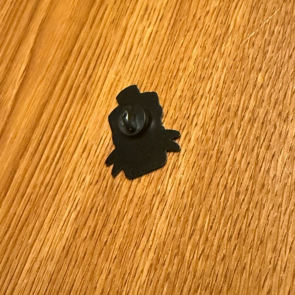 Women’s Jewelry Fashion Dark Knight Tis But A Scratch Sticker Enamel Pin Brooch - Picture 2 of 2